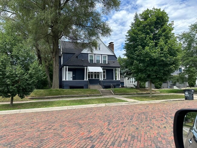 Building Photo - 1003 E Washington St