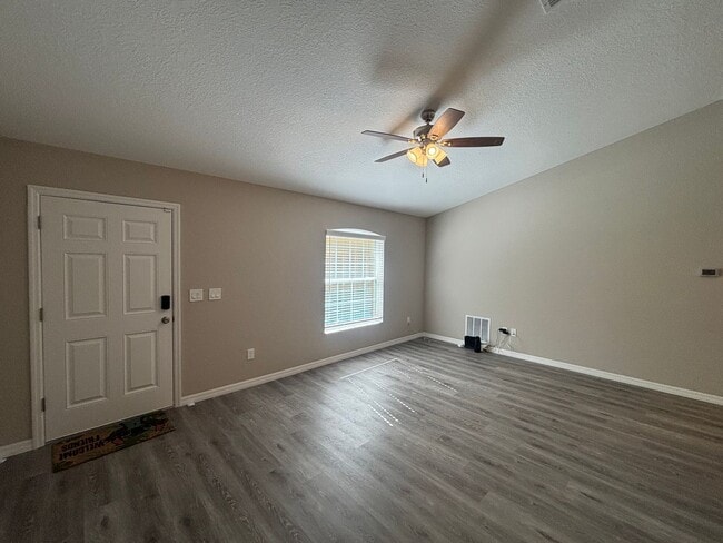 Building Photo - Great 3/2 in ideal location