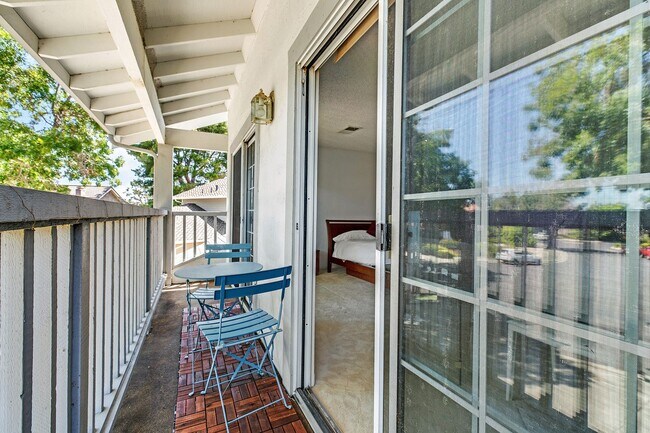 Building Photo - *COMING SOON!* 4 bed/3 bath lake house wit...