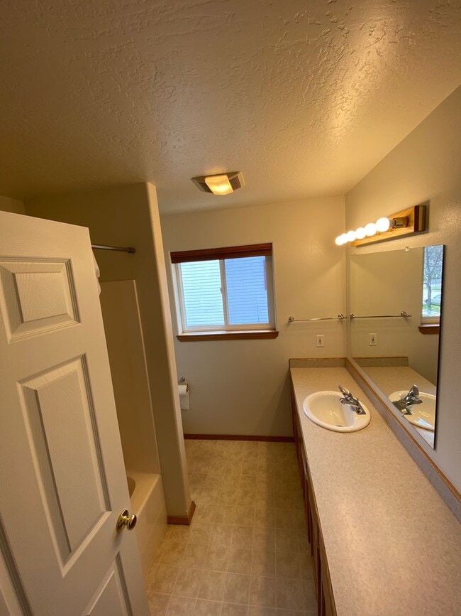 Building Photo - 3 Bed - 2 Bath - Fenced Yard