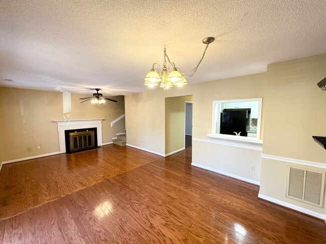 Building Photo - 3 BR 2 Bath Townhome