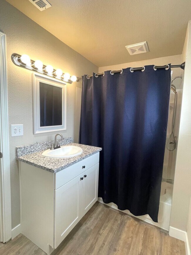 Building Photo - Completely Remodeled Single-Family Home for Rent in Kennewick, WA!