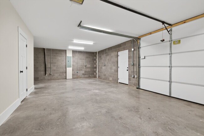 Building Photo - 357 Beechwood Ln