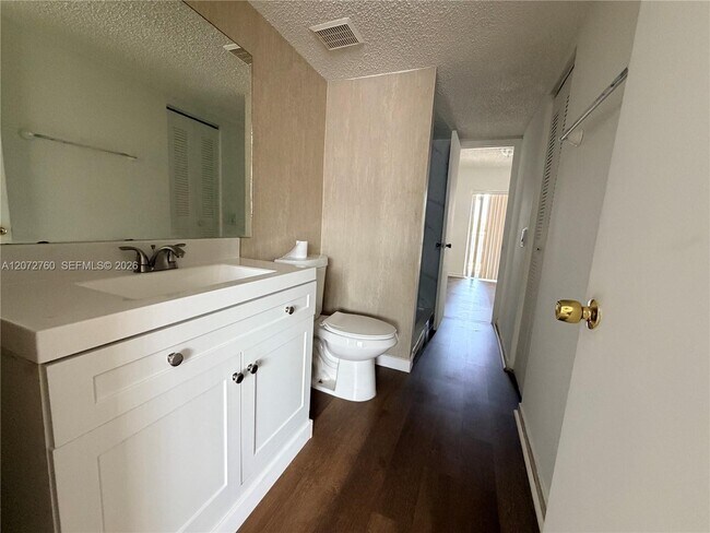 Building Photo - 2710 W 76th St