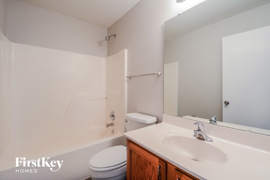 Building Photo - 10 Kingsmont Ct