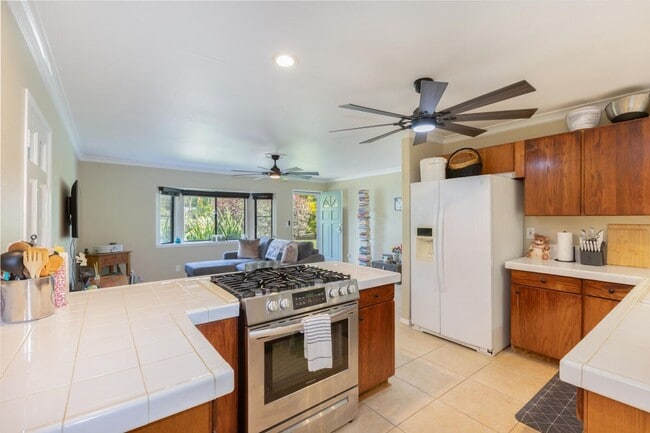 Building Photo - 2 bedroom, 1 bath duplex with small back yard, carport space