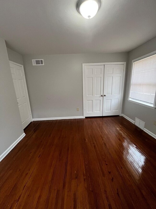 Building Photo - Picturesque Home Worth Checking Out