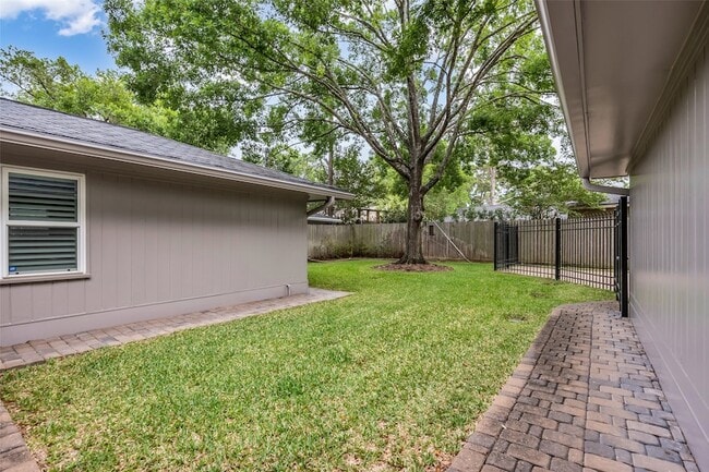 Building Photo - 10051 Meadow Lake Ln