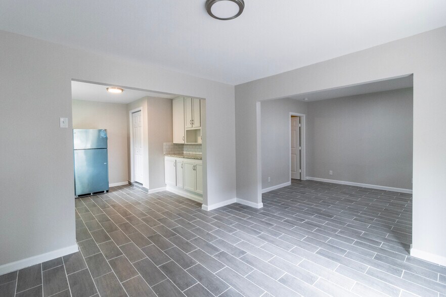 Building Photo - 1011 1/2 North Roberson St