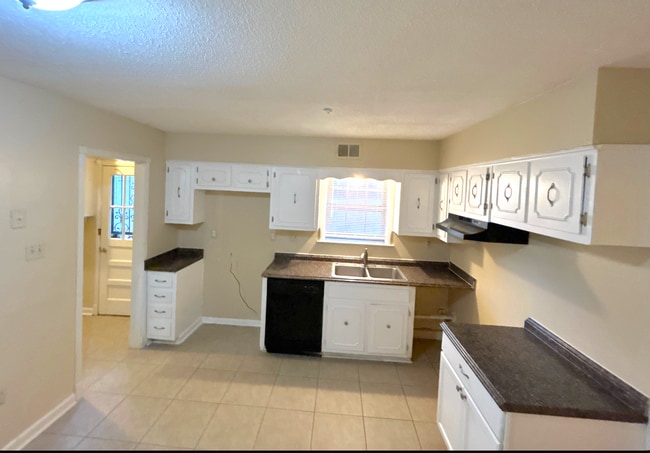 Building Photo - 5300 Pipers Gap Dr