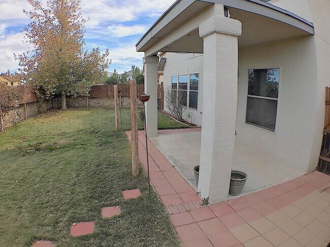 Building Photo - Northeast/Mesquite Hills 3Bed/2.5bath Refr...