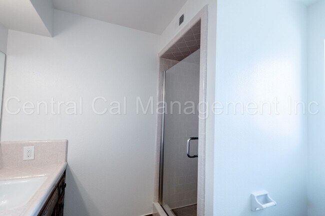 Building Photo - 3 Bedroom/2 Bath Home - $2250 per month!