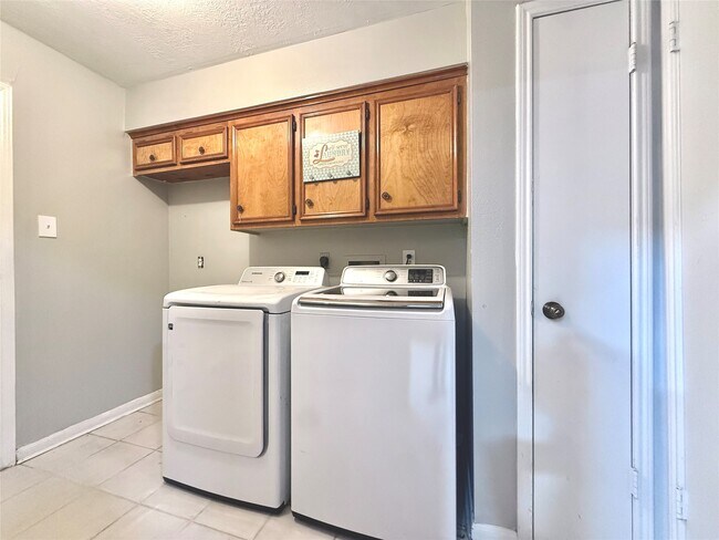 Building Photo - 9002 Sabastian Dr