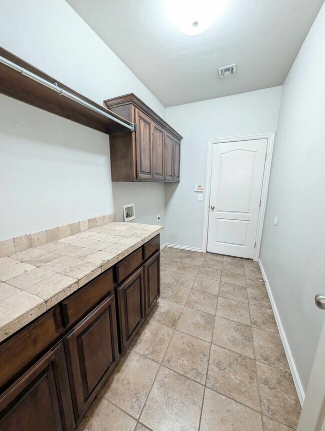 Building Photo - Three Bedroom Plus Study in Edmond