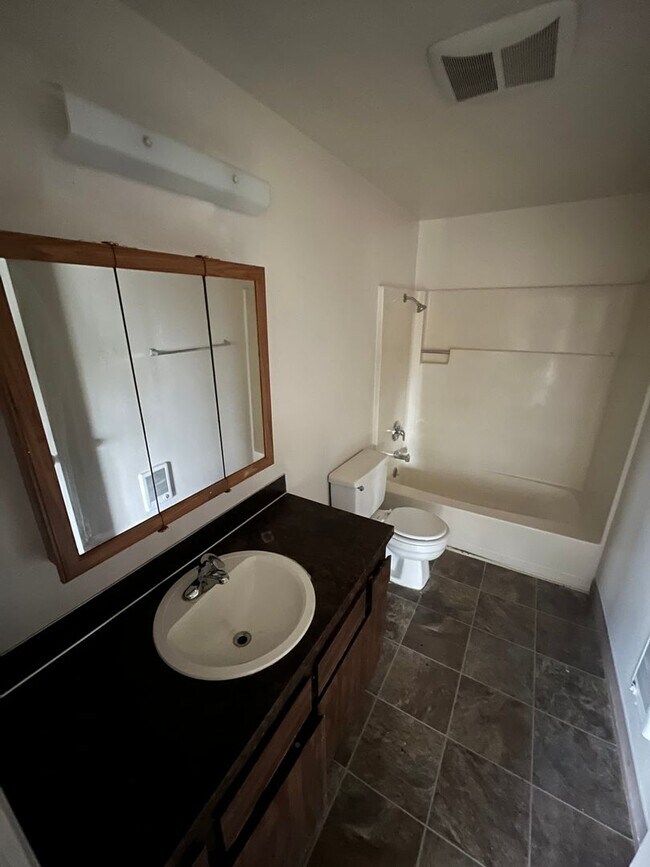 Building Photo - 520 S 42nd St