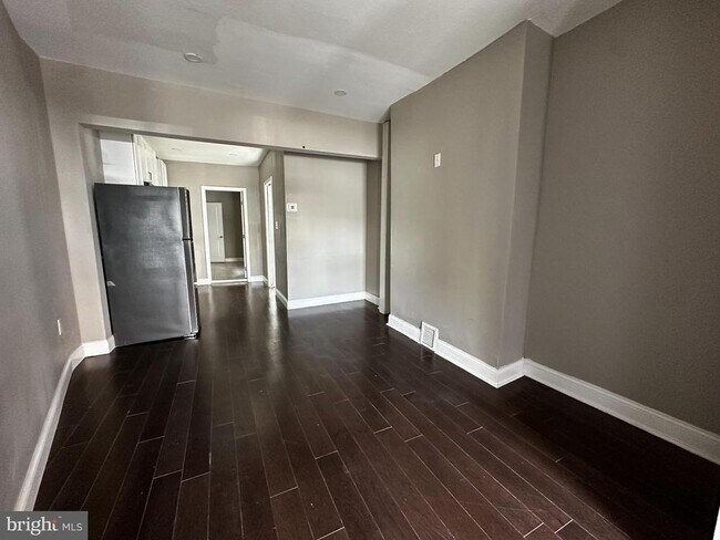 Building Photo - 6142 Larchwood Ave