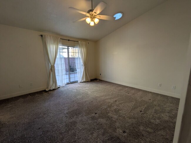 Building Photo - Low-Maintenance Living in the Heart of St. George