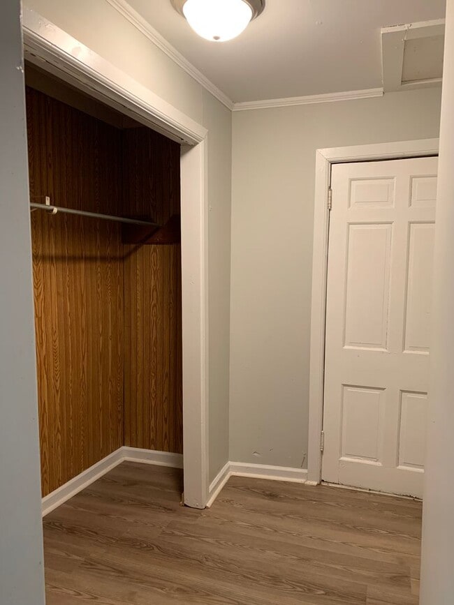 Building Photo - 817 W Matthews Ave