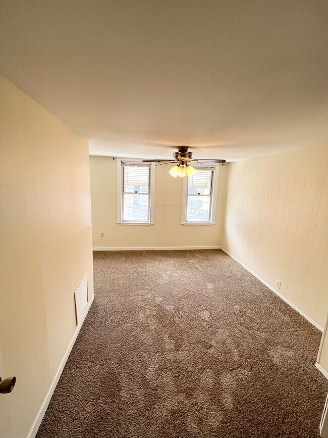 Building Photo - SPACIOUS 2 or 3 BEDROOM HOME IN THE HEART OF BLOOMFIELD!