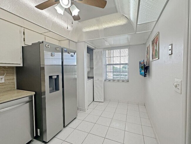 Building Photo - 535 Oaks Dr