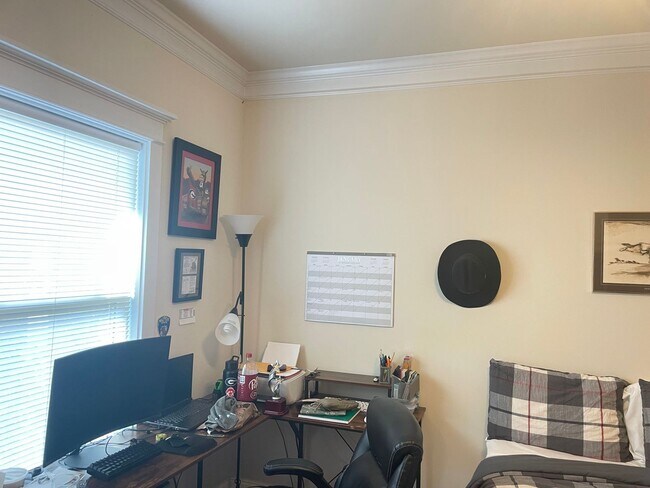 Building Photo - Cute 4 Bedroom Near Downtown for Pre-Lease