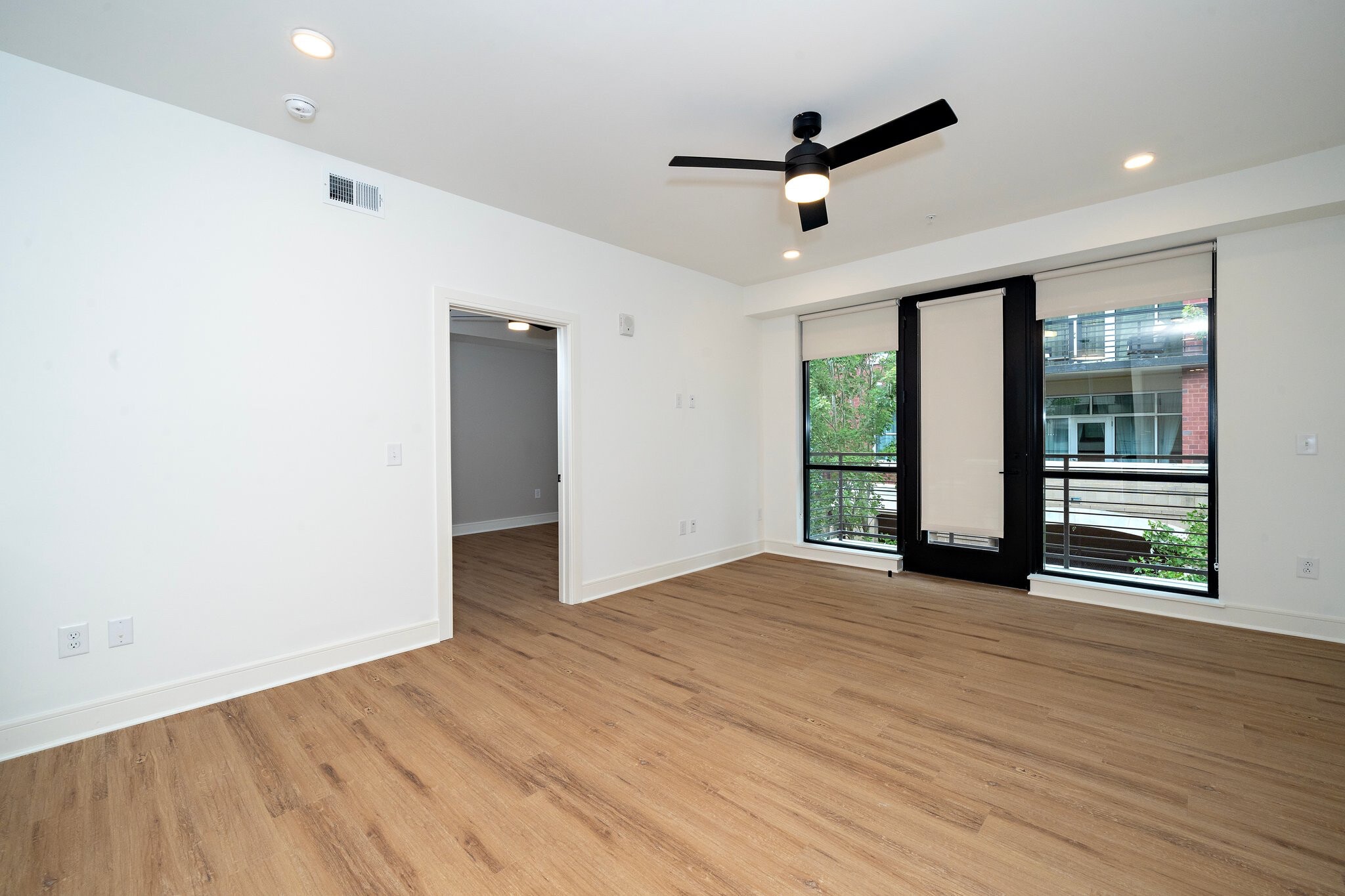 Building Photo - Room in Condo on W Peace St