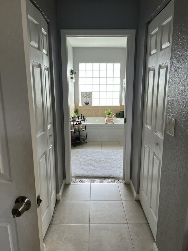 Building Photo - 1211 SW Dalton Ave