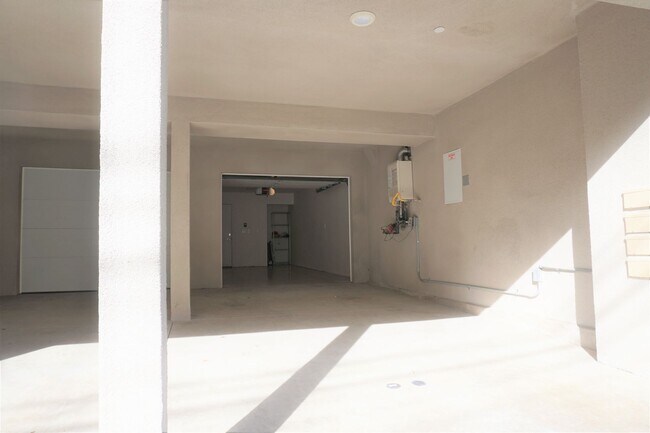 Building Photo - 420 Heliotrope Ave
