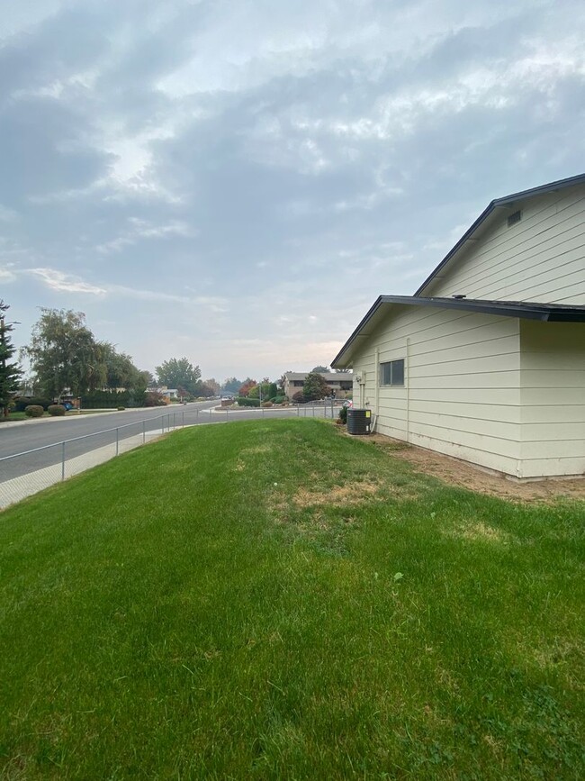 Building Photo - 20/22 Poplar Ave.