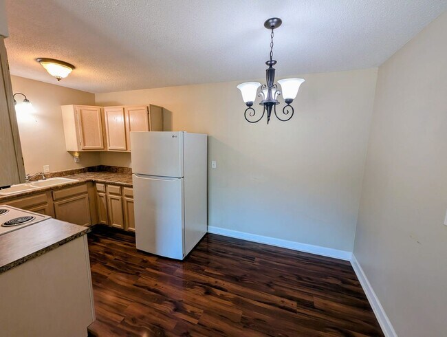 Building Photo - Modern 1BR Condo at Pembroke Gardens – Balcony, Pool Access & Utilities