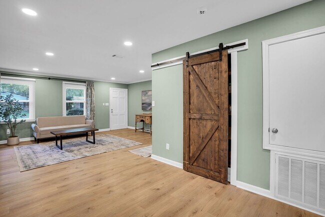 Building Photo - Fully Furnished Home in the Heart of Southside Savannah!
