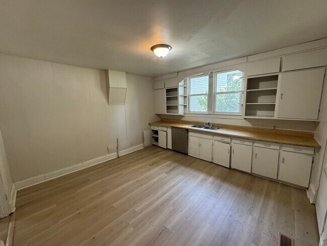 Building Photo - LEASING