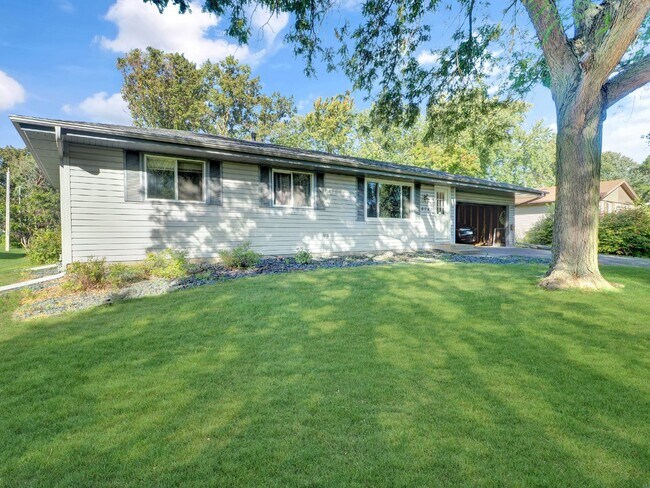 Building Photo - 3 bed Rambler on huge lot