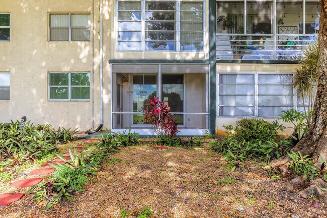 Building Photo - 9080 Lime Bay Blvd