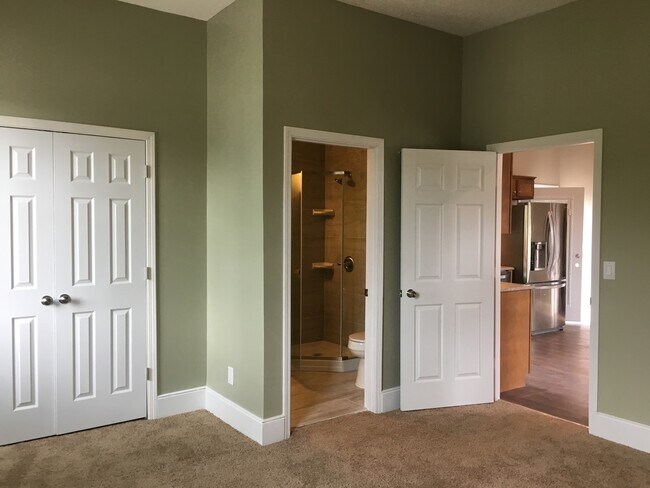 Building Photo - 631 E Chestnut St