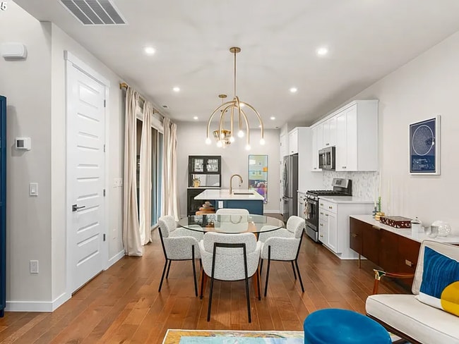 Building Photo - Luxury Living in Reed’s Crossing – Designe...
