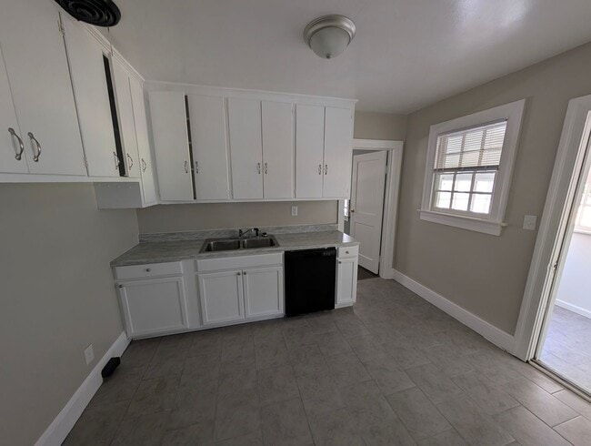 Building Photo - Cozy 2 bedroom