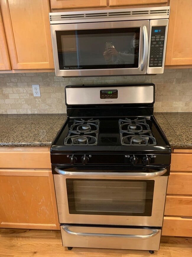 Building Photo - In the heart of Green Lake 3 bed 2.5 bath townhome for rent