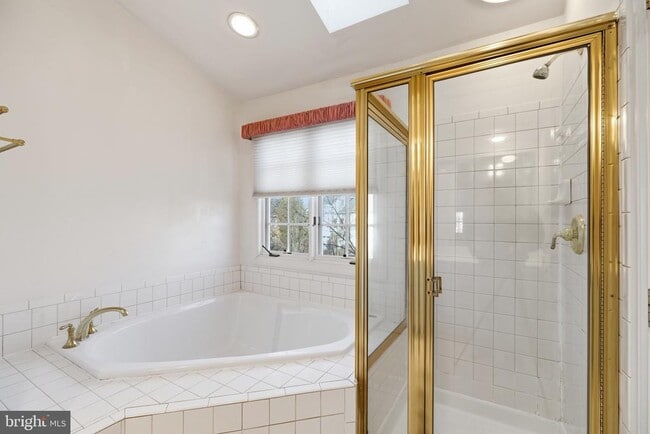 Building Photo - 1817 Fallbrook Ln