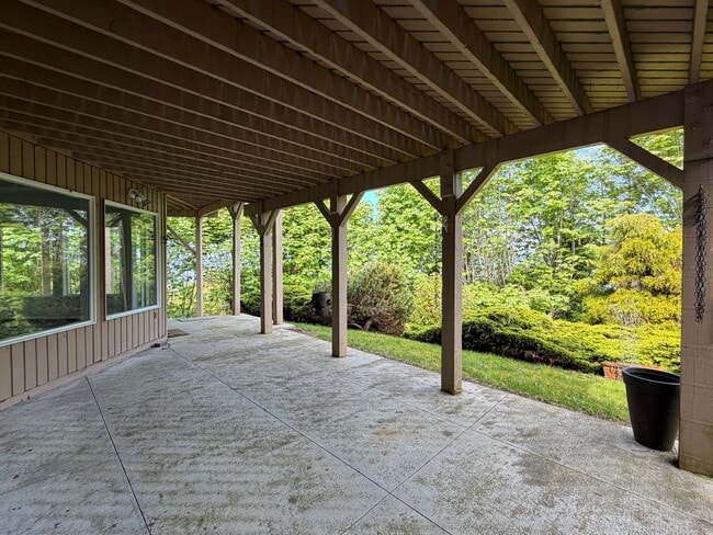 Building Photo - 3695 Sqft. Redondo home near Puget Sound!