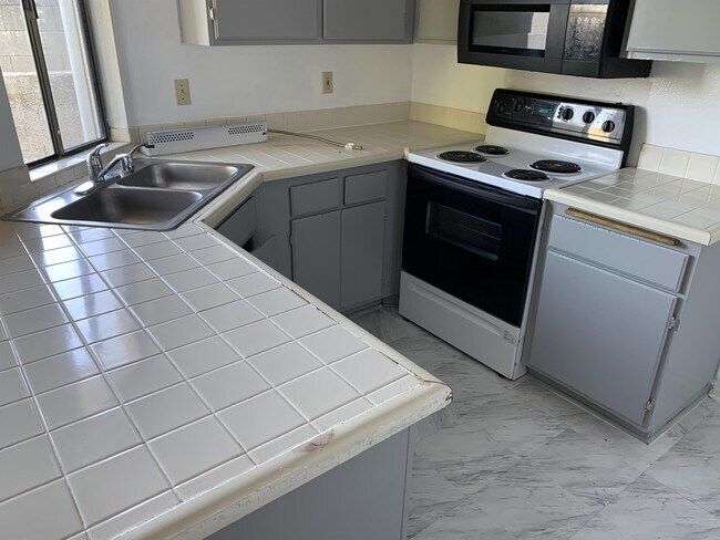 Building Photo - 707 S Webster Ave