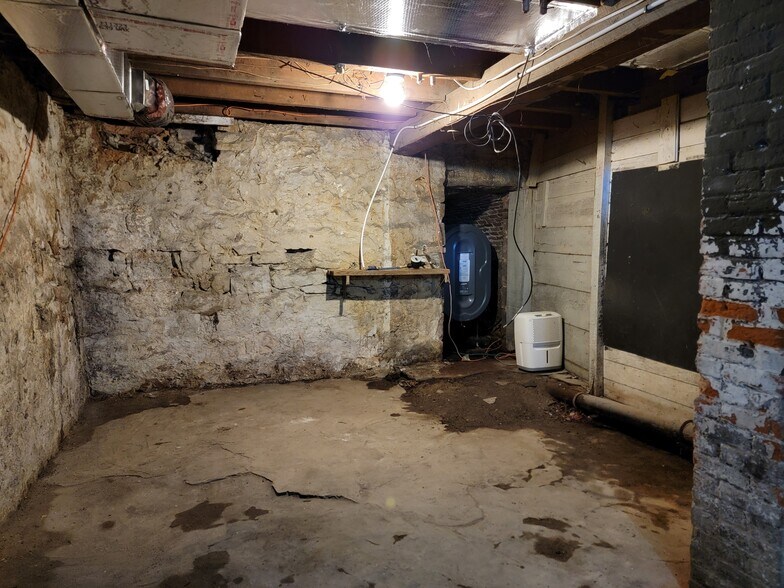 Building Photo - 113 E Chestnut St