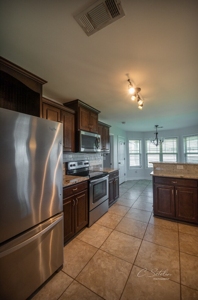 Building Photo - Gorgeous home available from June 10th!