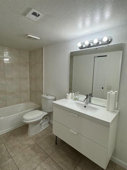 Building Photo - 12430 Vista Isles Dr