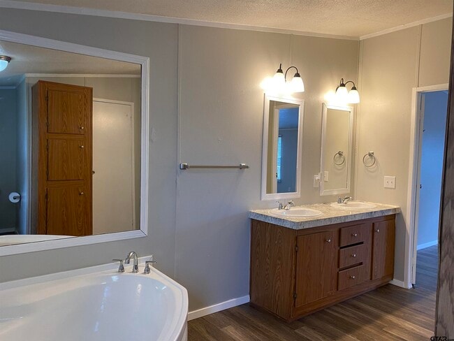 Building Photo - 22944 Shell Shore Dr
