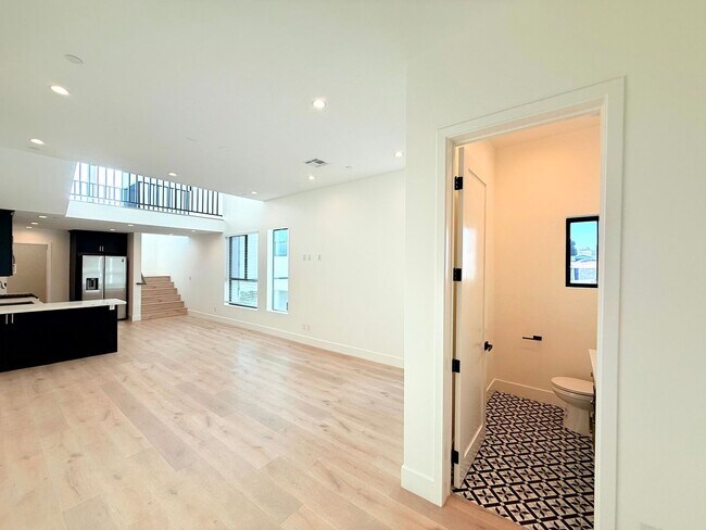 Building Photo - Beautiful Modern Luxury 4 Story Townhome - 4 bed - 3.5 bath with Rooftop Deck in Silver Lake