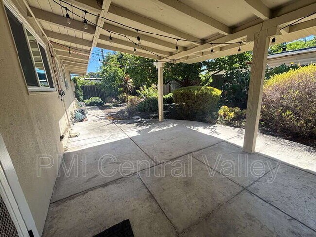 Building Photo - 944 Bridgewood Way