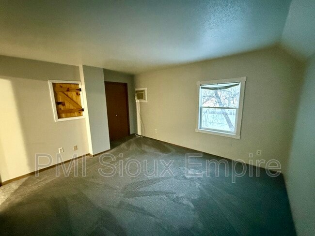 Building Photo - 609 S Spring Ave