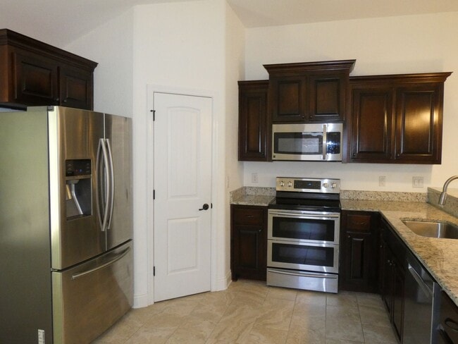 Building Photo - Spacious 3-Bedroom Home - Great Location