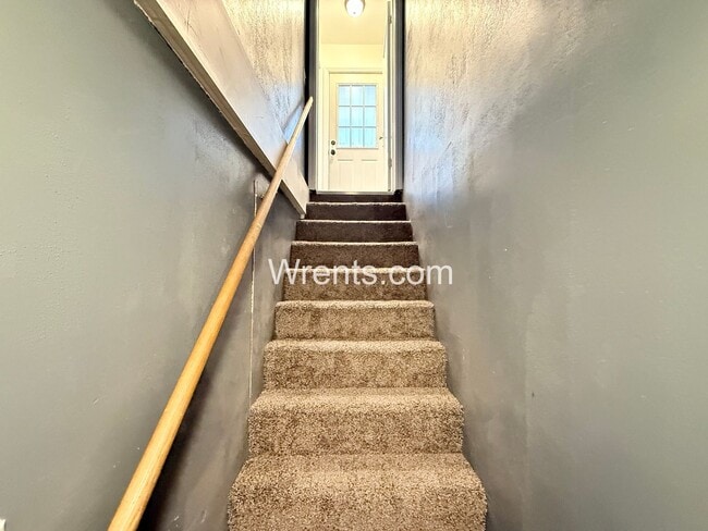 Building Photo - 5 bed 2.5 bath home